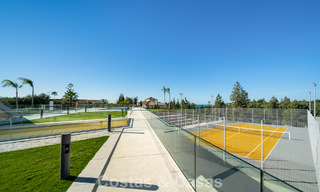 Moderna villa adosada con vistas al mar en venta en un complejo de lujo en Mijas Costa, Costa del Sol 776811 