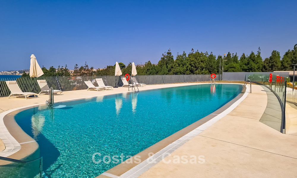 Moderna villa adosada con vistas al mar en venta en un complejo de lujo en Mijas Costa, Costa del Sol 776812