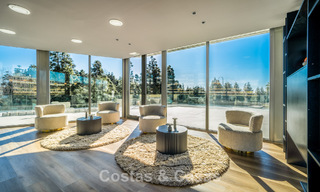 Moderna villa adosada con vistas al mar en venta en un complejo de lujo en Mijas Costa, Costa del Sol 776813 