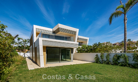Moderna villa adosada con vistas al mar en venta en un complejo de lujo en Mijas Costa, Costa del Sol 776817