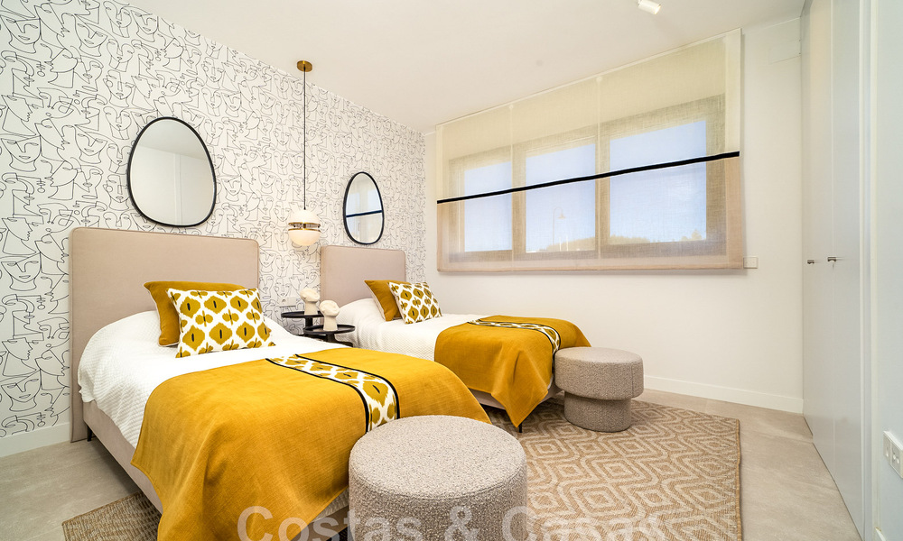 Moderna villa adosada con vistas al mar en venta en un complejo de lujo en Mijas Costa, Costa del Sol 776825