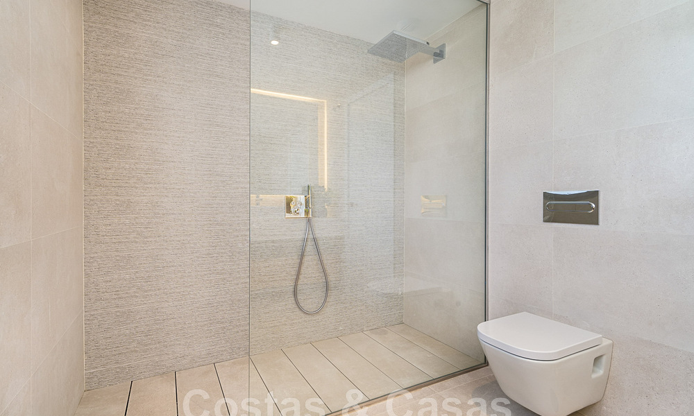 Moderna villa adosada con vistas al mar en venta en un complejo de lujo en Mijas Costa, Costa del Sol 776835