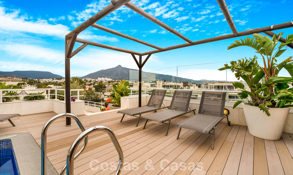 Exclusivo ático dúplex en venta, cerca de la playa en Puerto Banús, Marbella 776948
