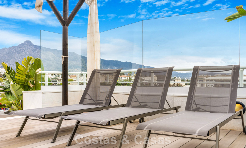 Exclusivo ático dúplex en venta, cerca de la playa en Puerto Banús, Marbella 776995