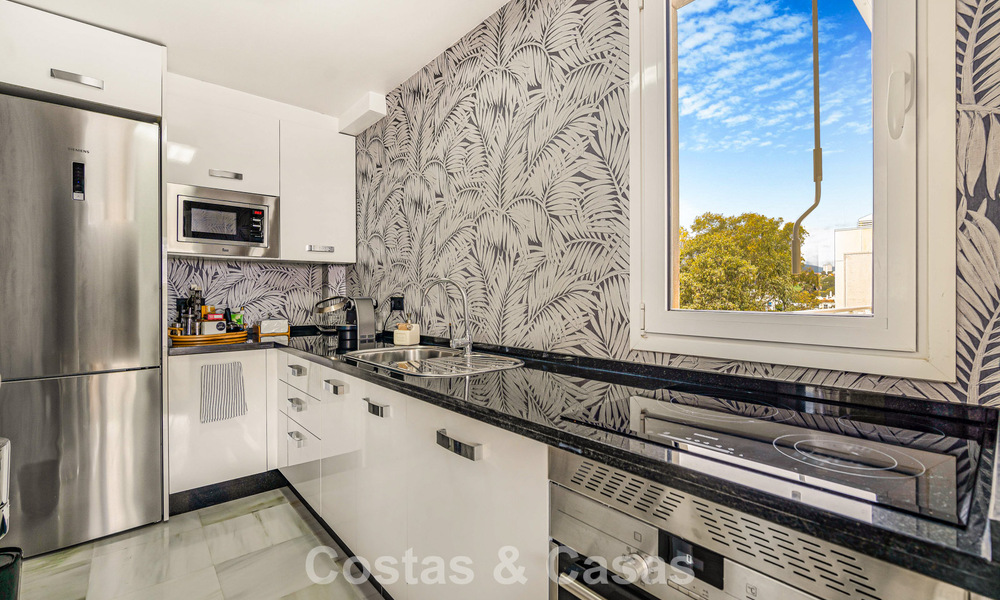 Exclusivo ático dúplex en venta, cerca de la playa en Puerto Banús, Marbella 777003