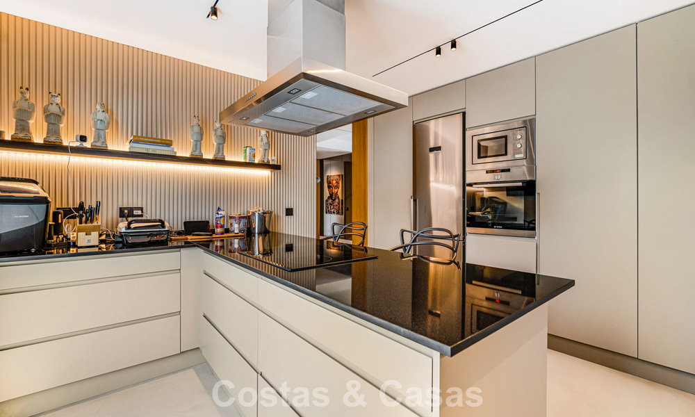 Exclusivo ático dúplex en venta, cerca de la playa en Puerto Banús, Marbella 777007