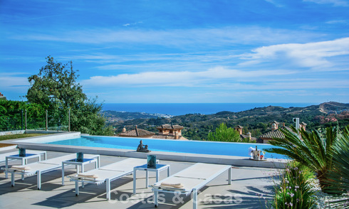 Villa contemporánea de lujo mediterránea con vistas panorámicas a la montaña y al mar en venta en Marbella Este 776897