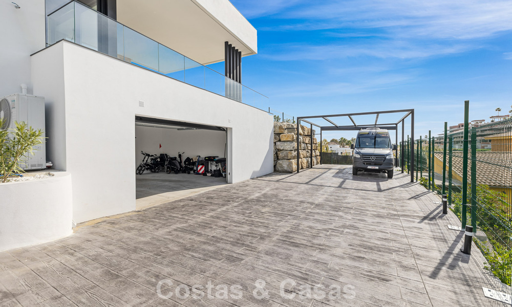 Villa lista para entrar a vivir con arquitectura moderna en venta en una zona residencial segura de Marbella - Benahavis 777129