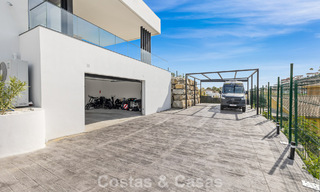 Villa lista para entrar a vivir con arquitectura moderna en venta en una zona residencial segura de Marbella - Benahavis 777129 