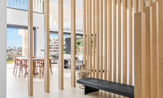 Villa lista para entrar a vivir con arquitectura moderna en venta en una zona residencial segura de Marbella - Benahavis 777131 