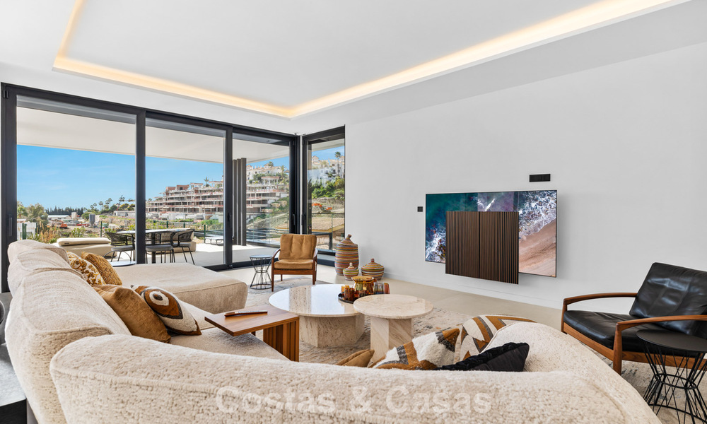 Villa lista para entrar a vivir con arquitectura moderna en venta en una zona residencial segura de Marbella - Benahavis 777132