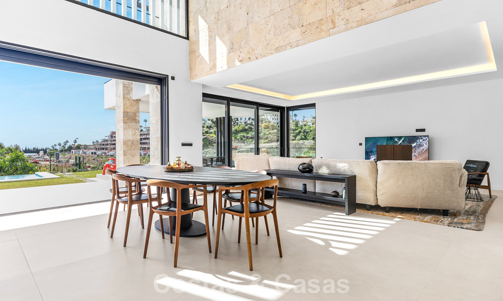 Villa lista para entrar a vivir con arquitectura moderna en venta en una zona residencial segura de Marbella - Benahavis 777133