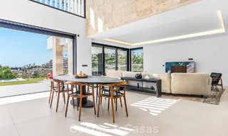 Villa lista para entrar a vivir con arquitectura moderna en venta en una zona residencial segura de Marbella - Benahavis 777133 
