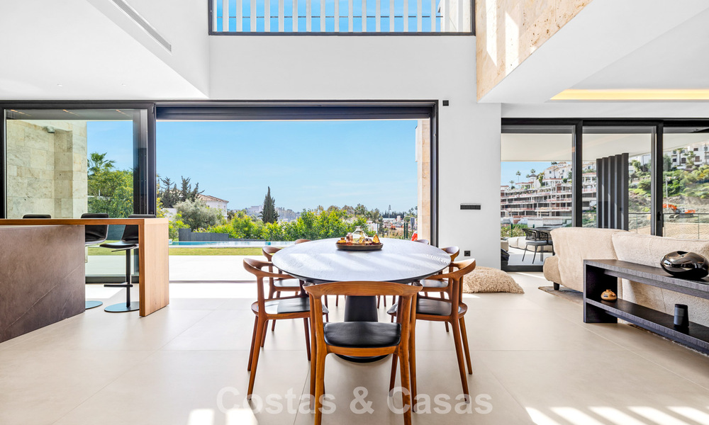 Villa lista para entrar a vivir con arquitectura moderna en venta en una zona residencial segura de Marbella - Benahavis 777134