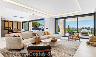 Villa lista para entrar a vivir con arquitectura moderna en venta en una zona residencial segura de Marbella - Benahavis 777135 