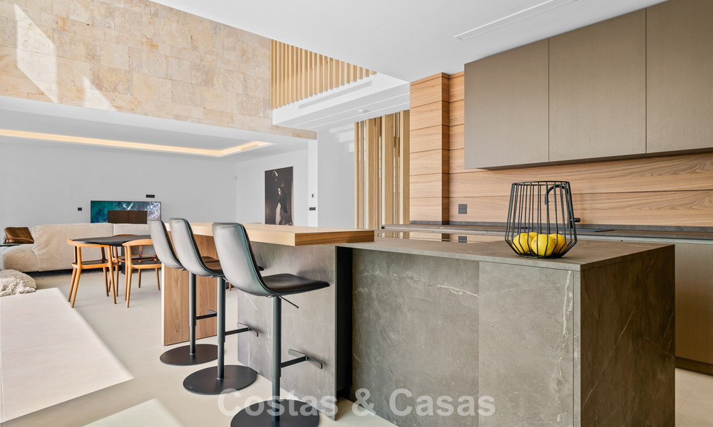 Villa lista para entrar a vivir con arquitectura moderna en venta en una zona residencial segura de Marbella - Benahavis 777139