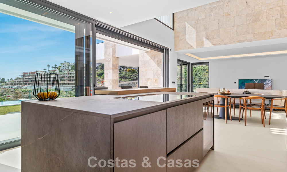 Villa lista para entrar a vivir con arquitectura moderna en venta en una zona residencial segura de Marbella - Benahavis 777140