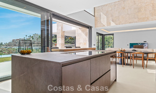 Villa lista para entrar a vivir con arquitectura moderna en venta en una zona residencial segura de Marbella - Benahavis 777140 