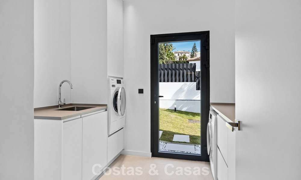 Villa lista para entrar a vivir con arquitectura moderna en venta en una zona residencial segura de Marbella - Benahavis 777143