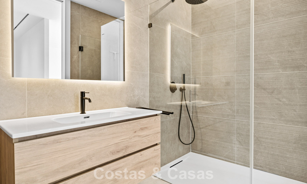 Villa lista para entrar a vivir con arquitectura moderna en venta en una zona residencial segura de Marbella - Benahavis 777146