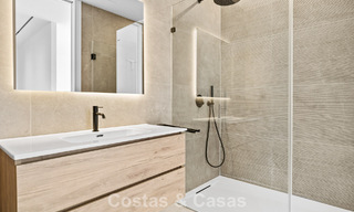 Villa lista para entrar a vivir con arquitectura moderna en venta en una zona residencial segura de Marbella - Benahavis 777146 