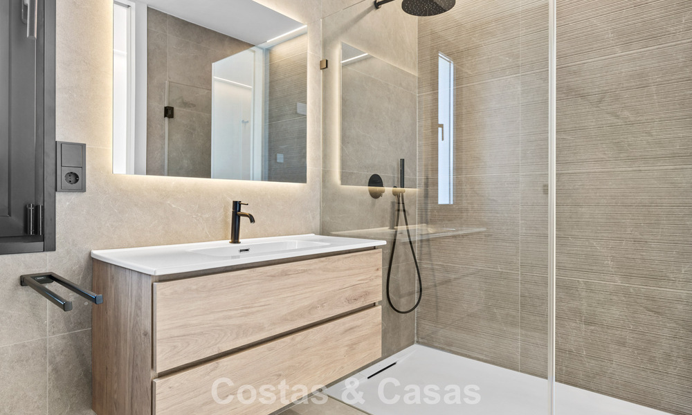 Villa lista para entrar a vivir con arquitectura moderna en venta en una zona residencial segura de Marbella - Benahavis 777147