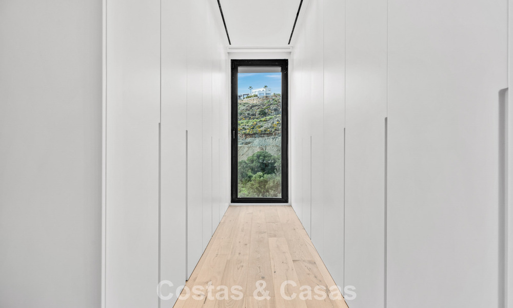 Villa lista para entrar a vivir con arquitectura moderna en venta en una zona residencial segura de Marbella - Benahavis 777149
