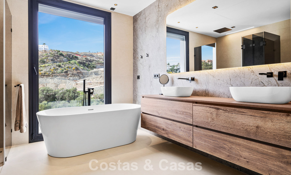 Villa lista para entrar a vivir con arquitectura moderna en venta en una zona residencial segura de Marbella - Benahavis 777150