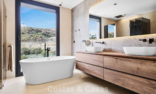 Villa lista para entrar a vivir con arquitectura moderna en venta en una zona residencial segura de Marbella - Benahavis 777150 