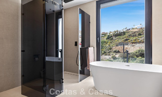 Villa lista para entrar a vivir con arquitectura moderna en venta en una zona residencial segura de Marbella - Benahavis 777151 