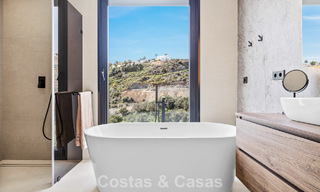 Villa lista para entrar a vivir con arquitectura moderna en venta en una zona residencial segura de Marbella - Benahavis 777152 