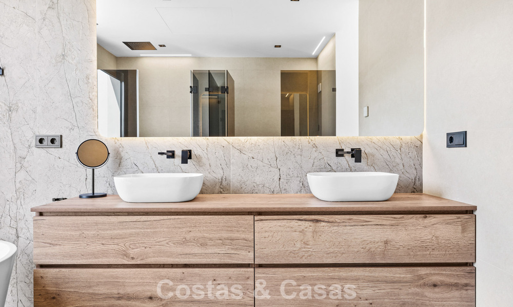 Villa lista para entrar a vivir con arquitectura moderna en venta en una zona residencial segura de Marbella - Benahavis 777153