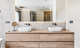 Villa lista para entrar a vivir con arquitectura moderna en venta en una zona residencial segura de Marbella - Benahavis 777153 