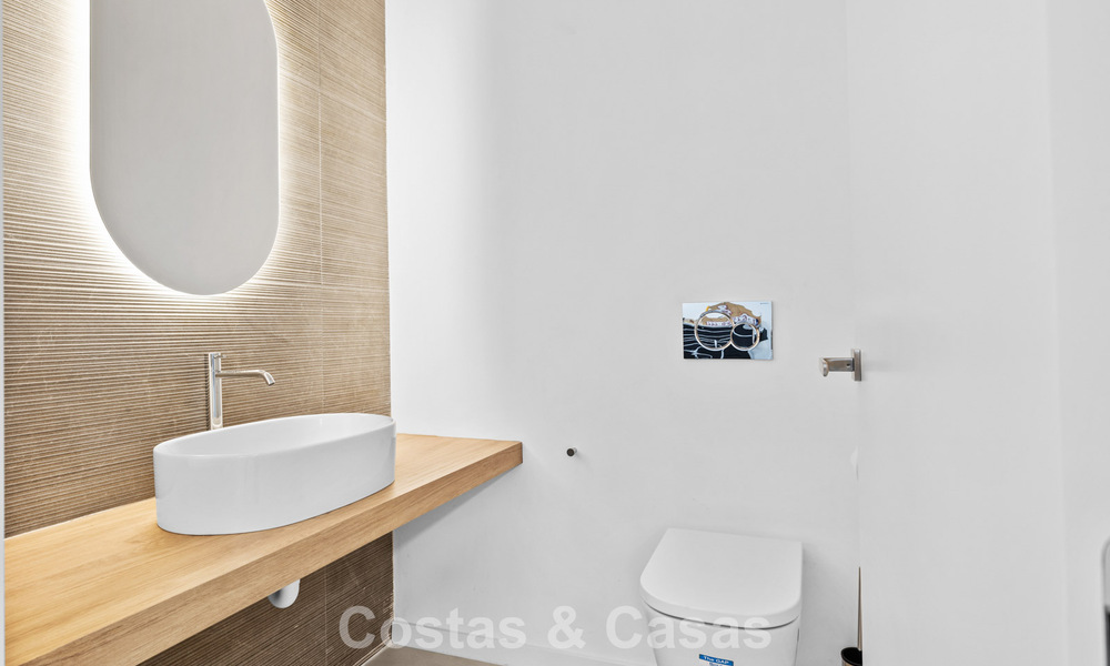 Villa lista para entrar a vivir con arquitectura moderna en venta en una zona residencial segura de Marbella - Benahavis 777154
