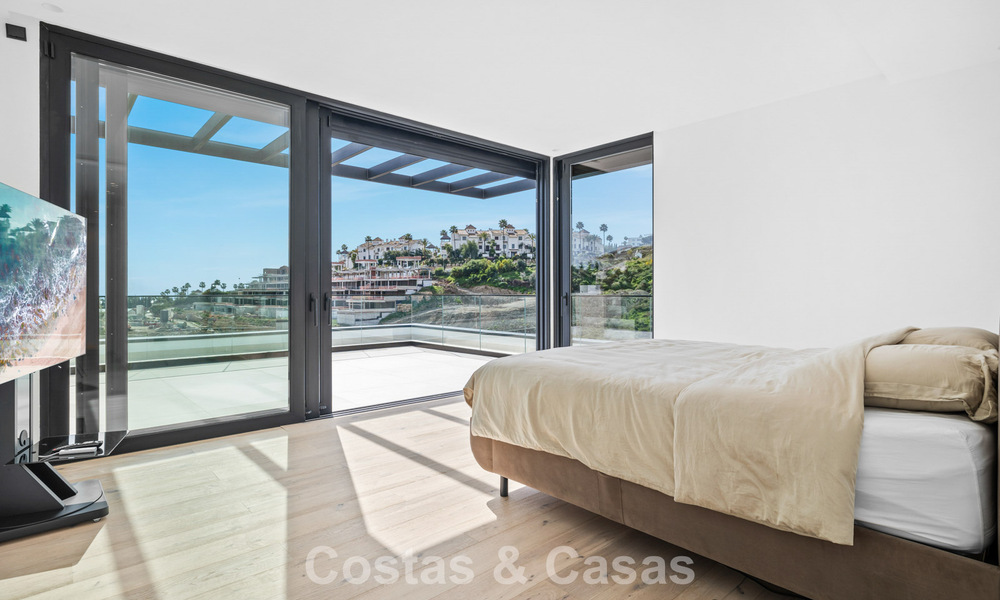 Villa lista para entrar a vivir con arquitectura moderna en venta en una zona residencial segura de Marbella - Benahavis 777156