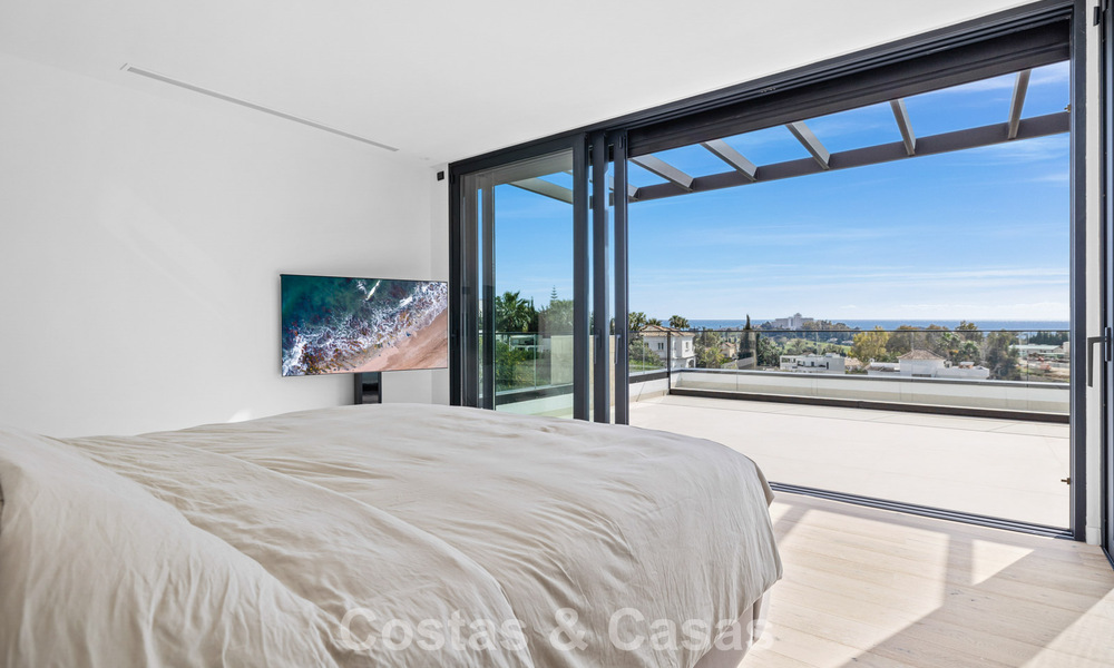 Villa lista para entrar a vivir con arquitectura moderna en venta en una zona residencial segura de Marbella - Benahavis 777157