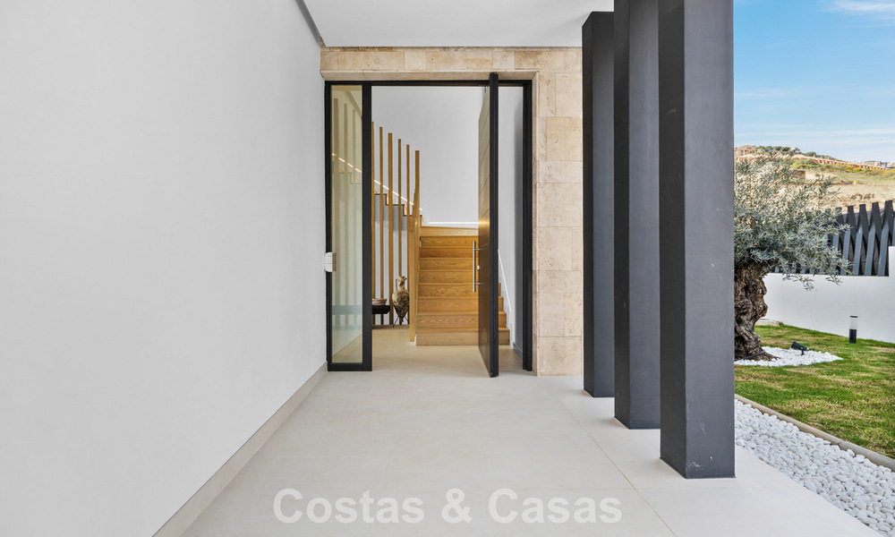 Villa lista para entrar a vivir con arquitectura moderna en venta en una zona residencial segura de Marbella - Benahavis 777158