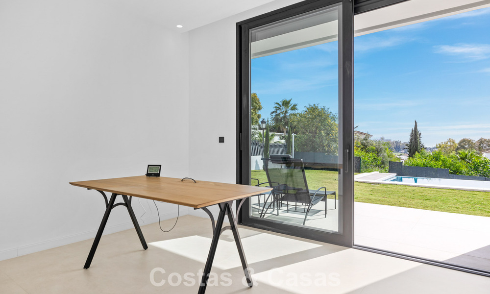 Villa lista para entrar a vivir con arquitectura moderna en venta en una zona residencial segura de Marbella - Benahavis 777159