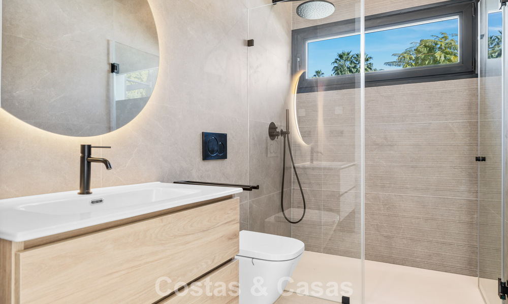 Villa lista para entrar a vivir con arquitectura moderna en venta en una zona residencial segura de Marbella - Benahavis 777160