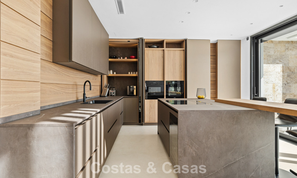 Villa lista para entrar a vivir con arquitectura moderna en venta en una zona residencial segura de Marbella - Benahavis 777161