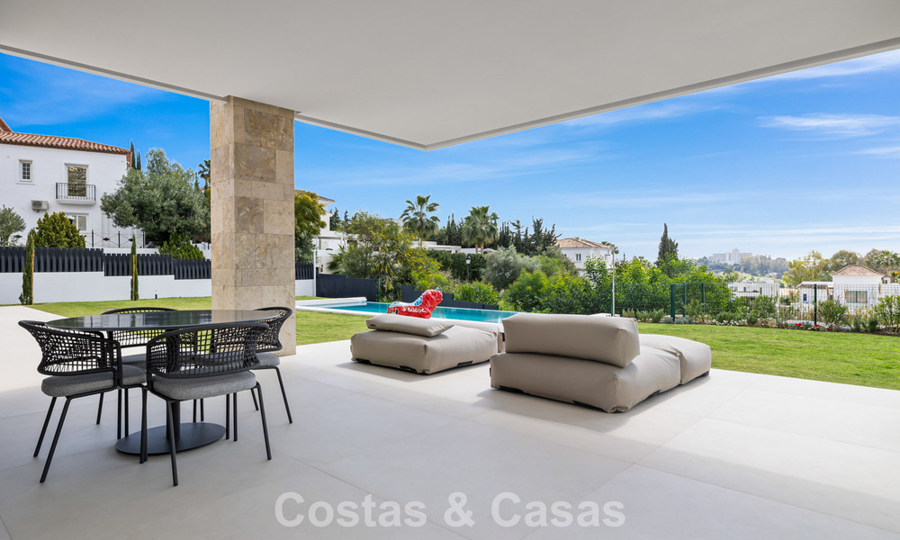Villa lista para entrar a vivir con arquitectura moderna en venta en una zona residencial segura de Marbella - Benahavis 777163