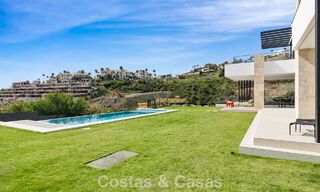 Villa lista para entrar a vivir con arquitectura moderna en venta en una zona residencial segura de Marbella - Benahavis 777166 
