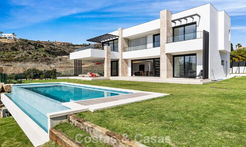 Villa lista para entrar a vivir con arquitectura moderna en venta en una zona residencial segura de Marbella - Benahavis 777167