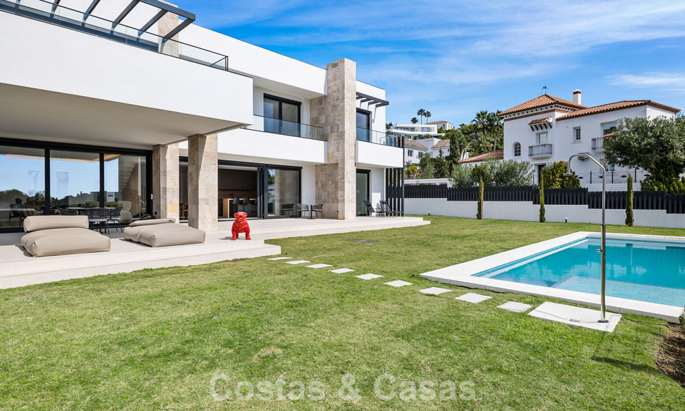 Villa lista para entrar a vivir con arquitectura moderna en venta en una zona residencial segura de Marbella - Benahavis 777168