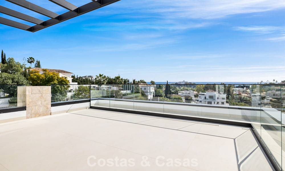 Villa lista para entrar a vivir con arquitectura moderna en venta en una zona residencial segura de Marbella - Benahavis 777173