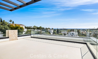 Villa lista para entrar a vivir con arquitectura moderna en venta en una zona residencial segura de Marbella - Benahavis 777173 