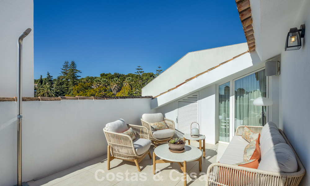 Ático dúplex listo para entrar a vivir en venta en una urbanización con seguridad las 24 horas en la Milla de Oro de Marbella 777110