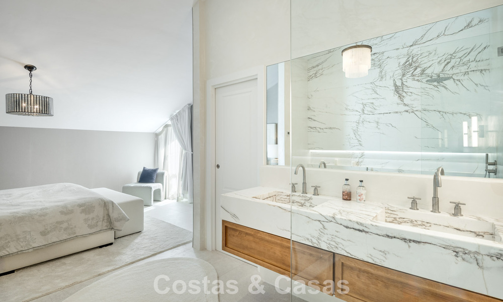 Ático dúplex listo para entrar a vivir en venta en una urbanización con seguridad las 24 horas en la Milla de Oro de Marbella 777115