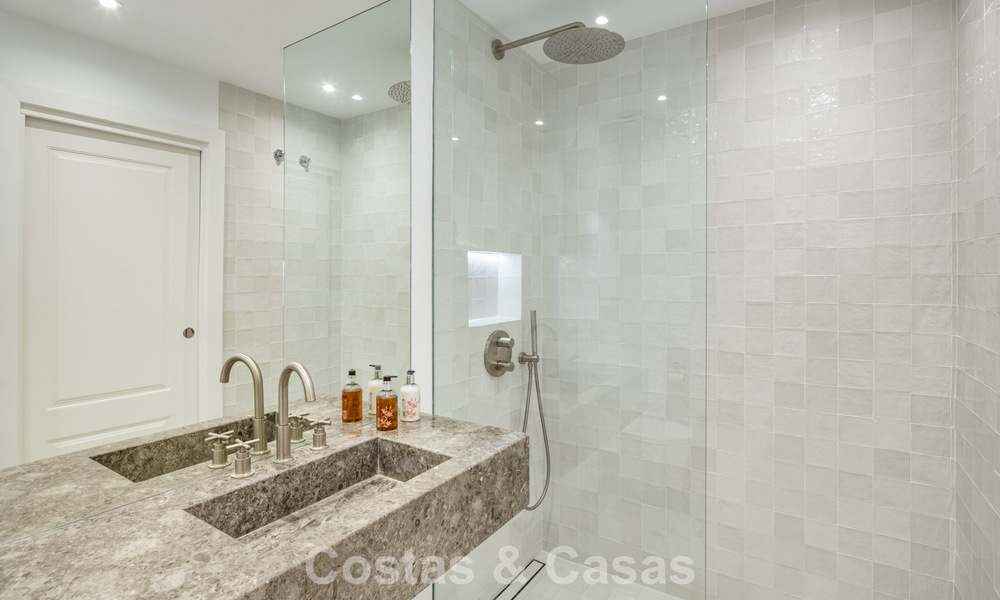 Ático dúplex listo para entrar a vivir en venta en una urbanización con seguridad las 24 horas en la Milla de Oro de Marbella 777121