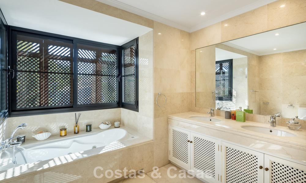 Villa de lujo lista para entrar a vivir en venta junto a un campo de golf privilegiado en La Quinta, Marbella - Benahavis 777073